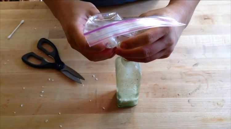 كيفية تنظيف زجاجة زجاجية ضيقة الفم بسهولة أكبر؟ أسهل طريقة لتنظيف الزجاجات الضيقة!
