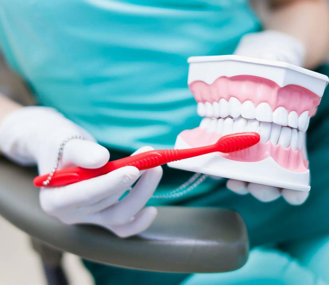 حذر الخبراء: تأخر الأطفال عن المدرسة واندفاع الواجبات المنزلية يتسبب في تعفن الأسنان!