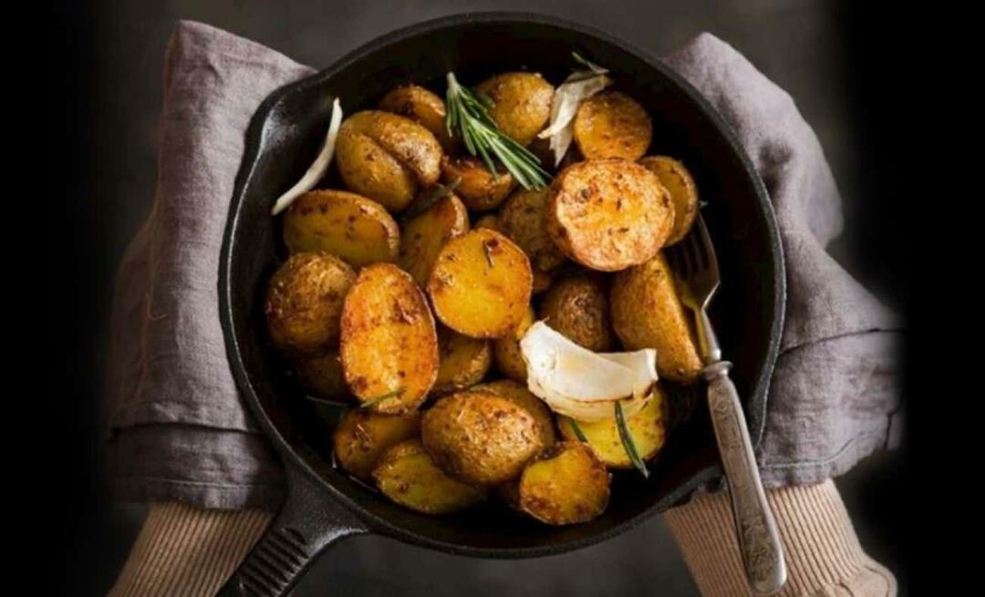 كيف تصنع البطاطس بالزيتون في الفرن؟ هذه وصفة بطاطس مع القليل من المكونات لتحضيرها في الفرن