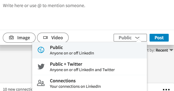 لجعل منشور LinkedIn مرئيًا لأي شخص ، حدد عام من القائمة المنسدلة.