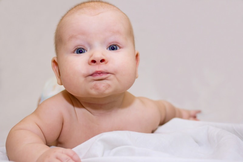 متى يجب قطع اللسان عند الرضع؟