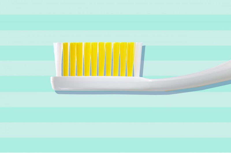 كيفية تنظيف فرشاة الأسنان