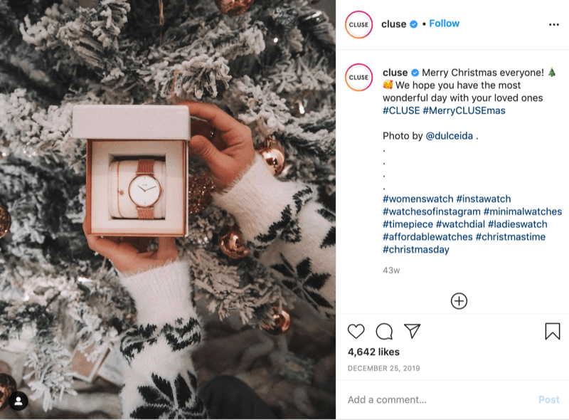 منشور على الإنستغرام منcluse يعرض صورة لنموذج يرتدي سترة ثلجية وهو يحمل ساعة أمام شجرة ثلجية بواسطة dulceida مع الهاشتاج #cluse و #meryclusemas