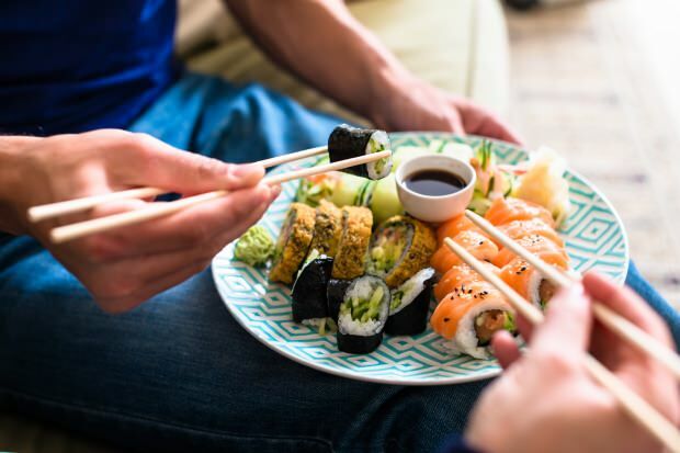 كيف تأكل السوشي؟ كيف تصنع السوشي في المنزل؟ حيل السوشي