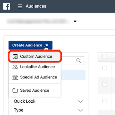 لقطة شاشة لخيار Custom Audience محاطة بدائرة باللون الأحمر في القائمة المنسدلة "إنشاء جمهور" في مدير الإعلانات