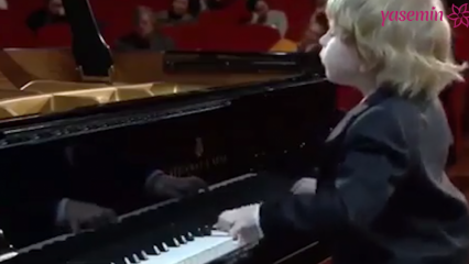 لحظة وفاة عازف البيانو الصغير أثناء أدائه!