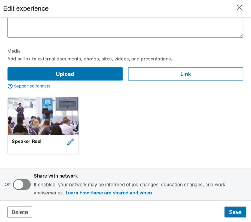 يُظهر قسم تجربة LinkedIn خيار تحميل فيديو خارجي ، من بين عناصر أخرى