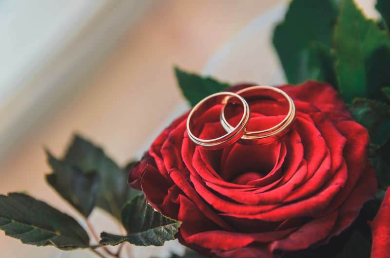 لماذا يتم ارتداء خاتم الزواج في الإصبع الأيسر