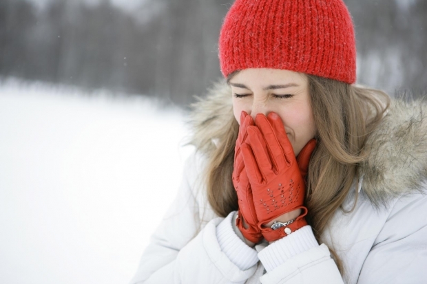 يتأثر الشخص المصاب بالحساسية الباردة بضعف البرد مثل الشخص البارد العادي