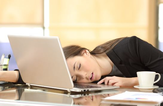 يمكن أن تسبب هجمات النوم المفاجئة في بيئة العمل مرضًا مفرطًا في النوم