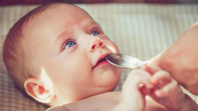 ينبغي إعطاء الطفل الماء للأطفال الذين يرضعون حليباً اصطناعياً
