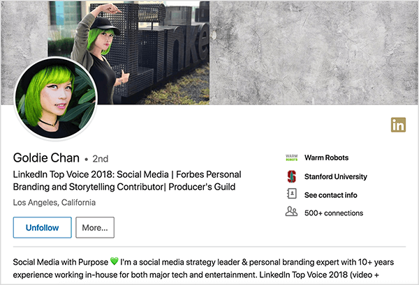 هذه لقطة شاشة لملف LinkedIn الشخصي لـ Goldie Chan. إنها امرأة آسيوية ذات شعر أخضر. في صورة ملفها الشخصي ، كانت ترتدي المكياج وقلادة سوداء وقميصًا أسود. شعارها يقول "LinkedIn Top Voice 2018: وسائل التواصل الاجتماعي | العلامات التجارية الشخصية لـ Forbes ومساهم في سرد ​​القصص | نقابة المنتجين "