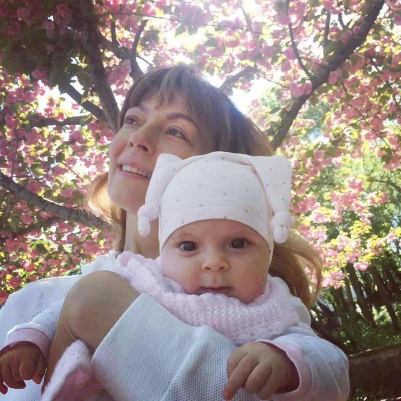 صورة جديدة من الأم الجديدة أوزجي أوزدر مع ابنتها الصغيرة! إيفا لونا كل الاهتمام ...