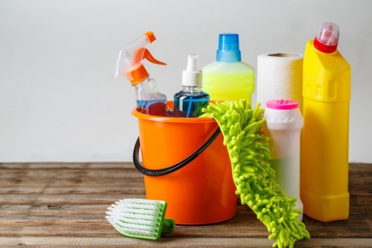 ما هي منتجات التنظيف التي يجب عدم مزجها معًا؟
