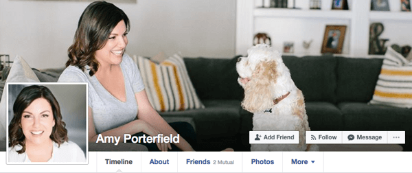 تستخدم Amy Porterfield صورًا غير رسمية لملفها الشخصي على Facebook والتي ستظل تعمل في سياقات العمل.
