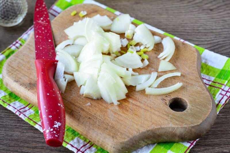 كيف تقطع البصل؟ ما هي حيل تقطيع البصل؟
