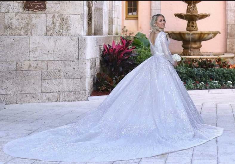 كان فستان زفاف تيفاني ترامب طويل الحجاب يحظى بشعبية كبيرة