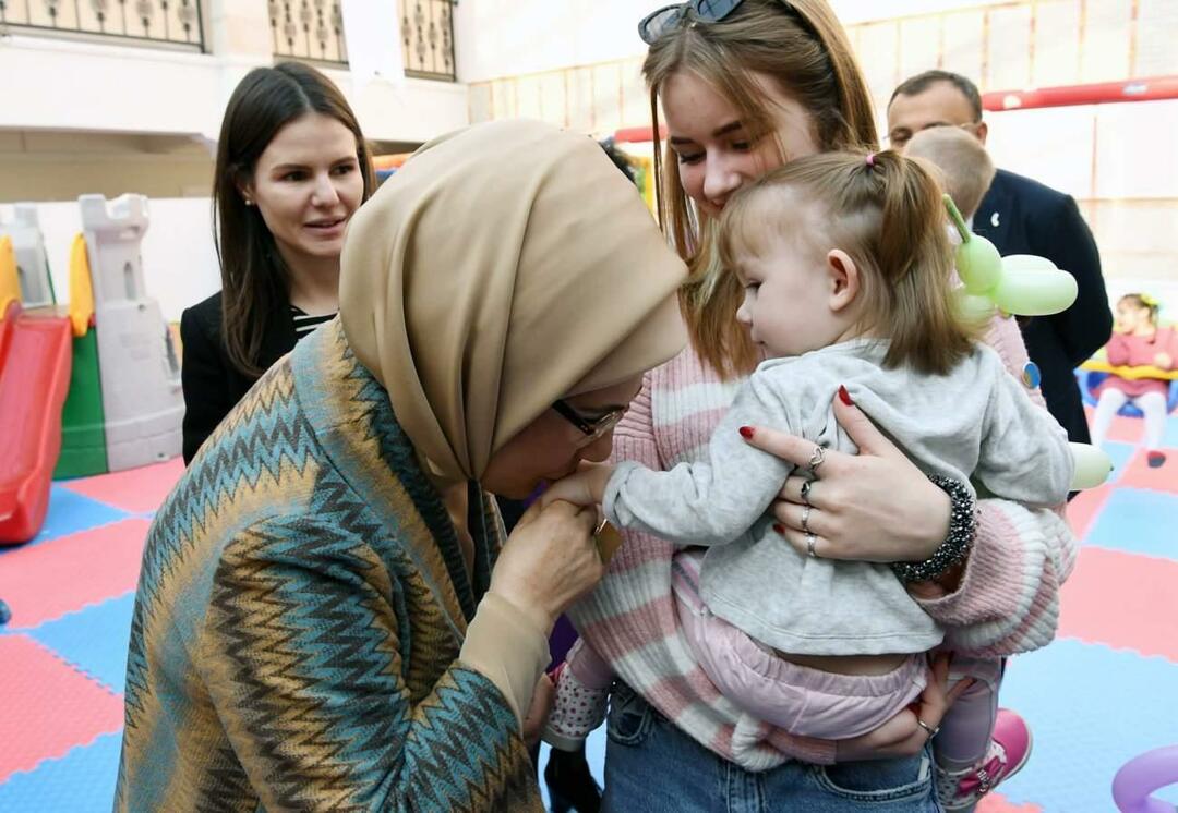 التقت أمينة أردوغان بأطفال يتامى أوكرانيين