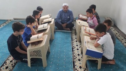 الإمام نجم الدين المكفوفين يعلّم الأطفال القرآن!