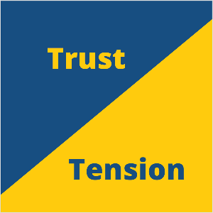 هذا توضيح مربع لمفهوم تسويق Seth Godin للثقة والتوتر. المربع عبارة عن مثلث أزرق في أعلى اليسار ومثلث أصفر في أسفل اليمين. في المثلث الأزرق ، نص أصفر يقول Trust. في المثلث الأصفر ، نص أزرق يقول التوتر.