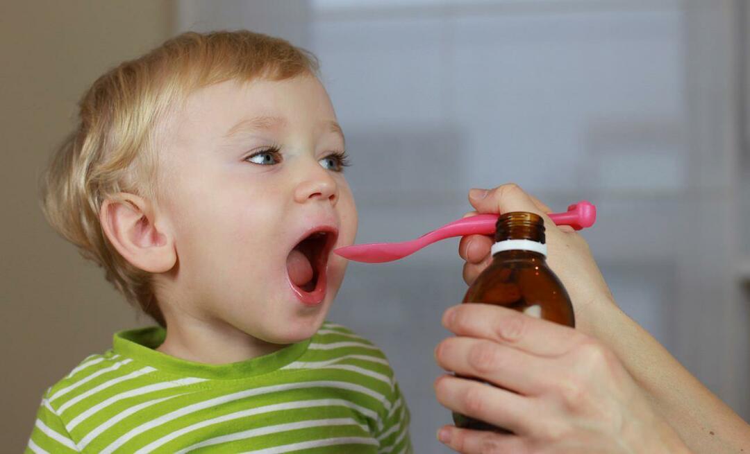 هل من المقبول إعطاء الدواء للأطفال بملعقة؟ تحذير حيوي من الخبراء