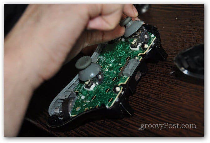 تغيير عصا تحكم الإبهام التناظرية Xbox 360 تقلع العصي القديمة