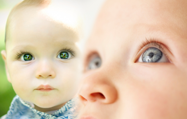لون العين عند الرضع