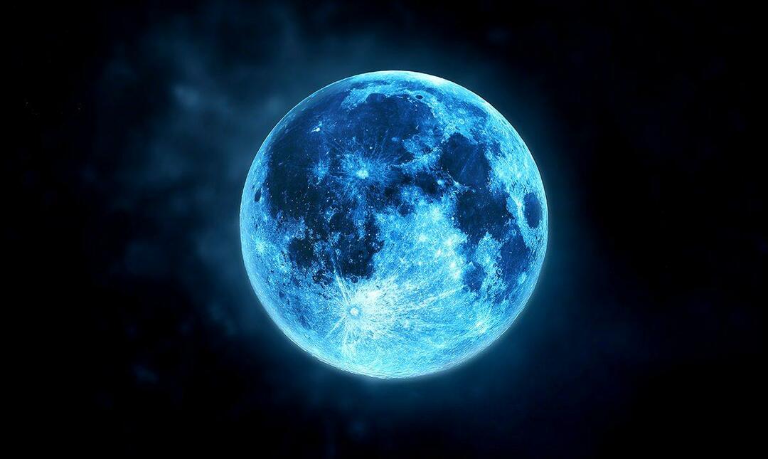 قمر أزرق