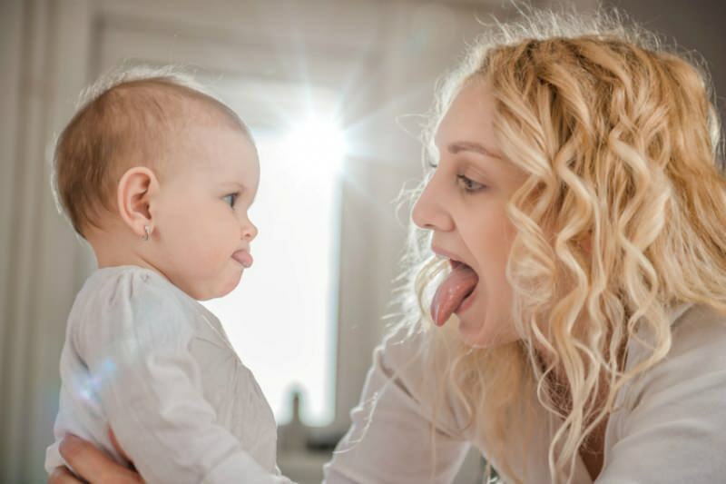 لماذا الرابطة اللغوية عند الرضع؟ أعراض الروابط اللسان عند الرضع