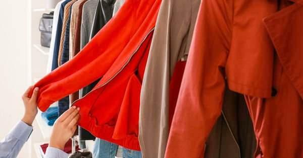 هل يمكن أن ينتقل المرض من الملابس المجربة في المتجر؟