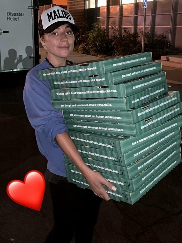 أصبحت ليدي غاغا الشهيرة عالميًا موزعة بيتزا