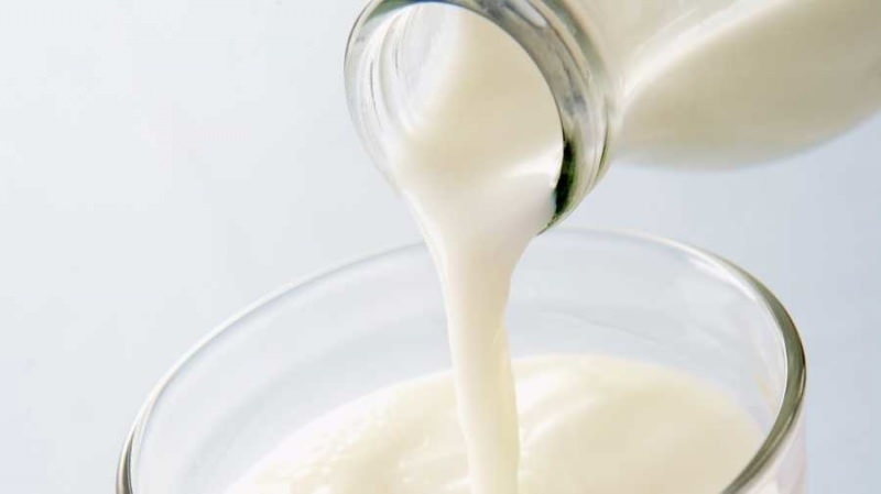 كيفية تجنب الرذاذ عند صب الحليب
