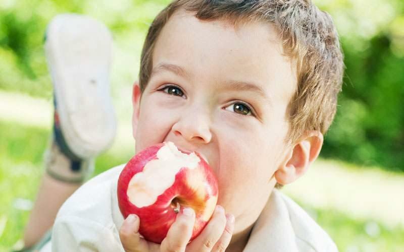 استهلاك الفواكه والخضروات الطازجة لصحة الأسنان عند الأطفال