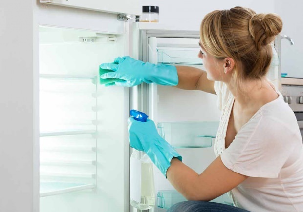 كيف يتم تنظيف الثلاجة؟