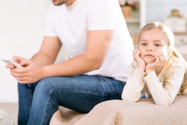 ماذا تفعل إذا كان طفلك لا يريد التحدث معك؟