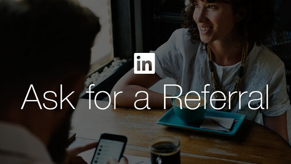  يسهّل موقع LinkedIn على الباحثين عن عمل طلب إحالة من صديق أو زميل باستخدام زر Ask for a Referral الجديد على LinkedIn.