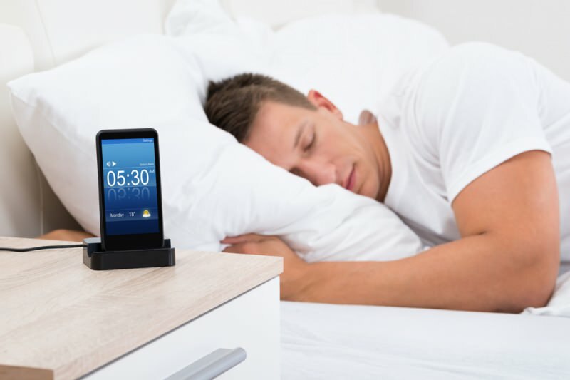 النوم بالقرب من الهاتف الخلوي يسبب مرضًا خطيرًا