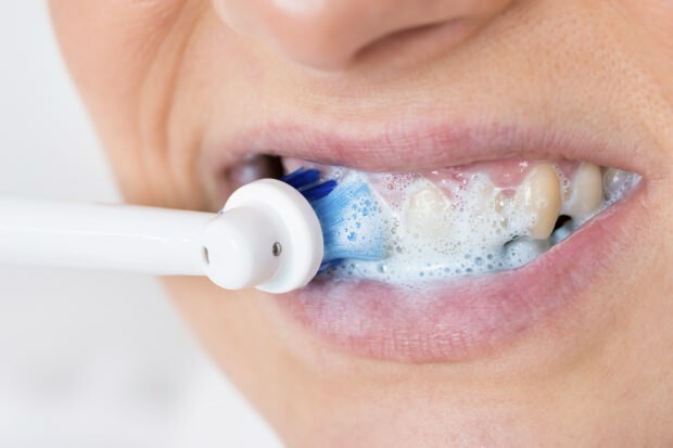استخدام فرشاة الأسنان