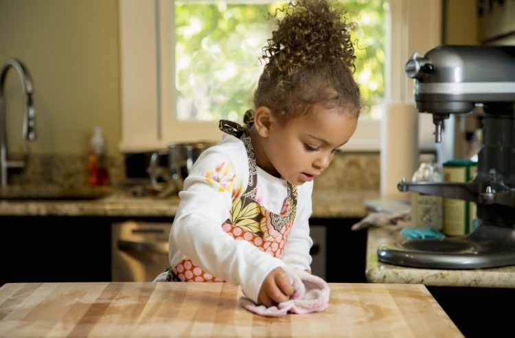ما الأعمال المنزلية التي يمكن للأطفال القيام بها؟