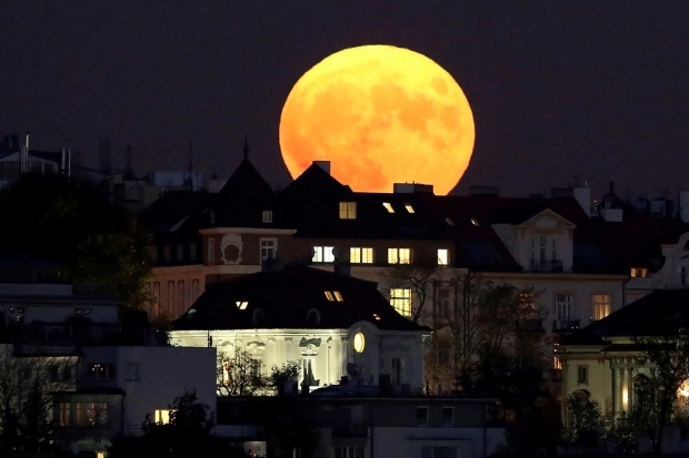 إذا كان القمر الفائق بالقرب من الأرض ، يتحول سطح القمر إلى اللون الأحمر