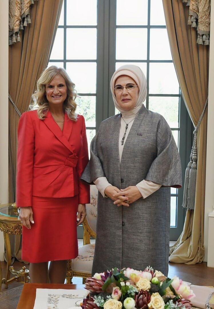 التقت أمينة أردوغان بقرينة السفيرة الأمريكية في أنقرة شيريل فليك
