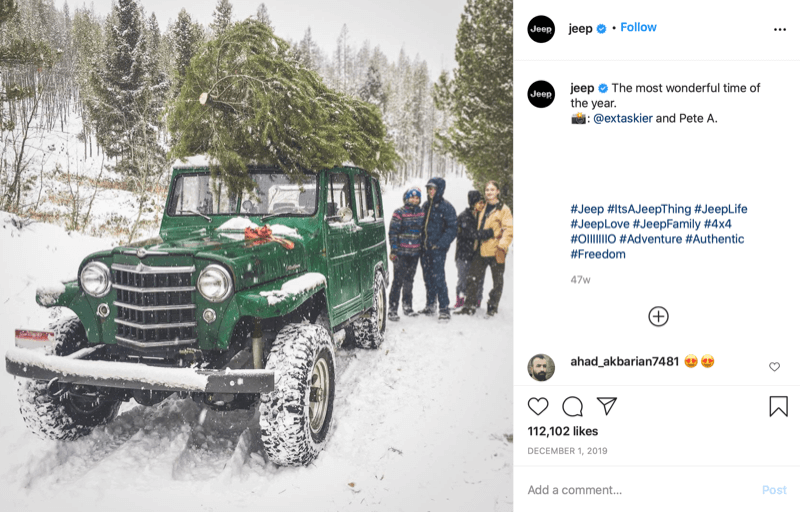 منشور على Instagram منjeep يُظهر عائلة في نهاية شجرة عيد الميلاد وهي تبحث عن شجرة على الجزء العلوي من سيارتهم الجيب ، في عمق الثلج وبلد الشجرة