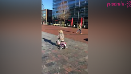 طفلة صغيرة على الدراجة تنافس مع رجال الشرطة!