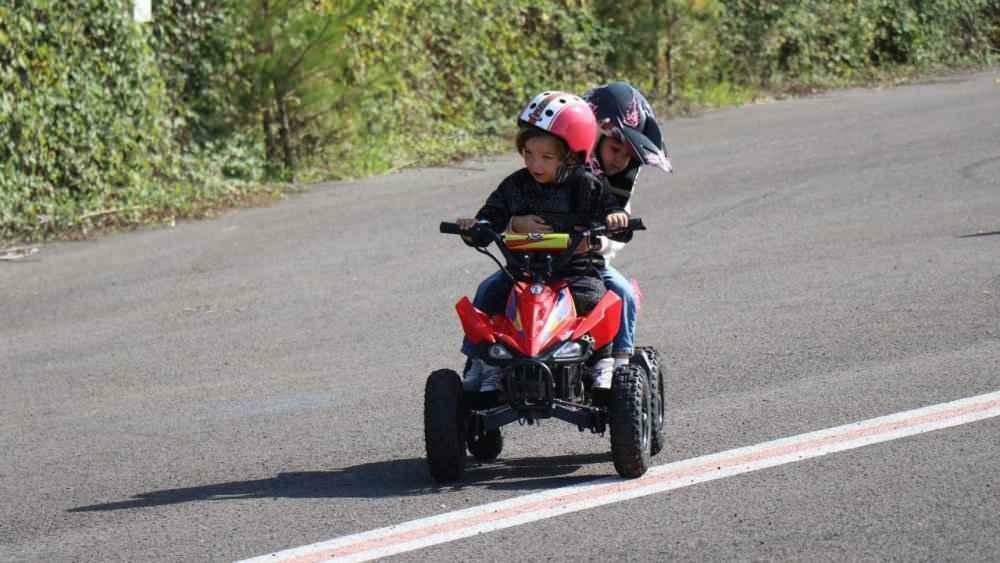 قدم Kenan Sofuoğlu دراجة نارية إلى Göktürk البالغ من العمر 4 سنوات