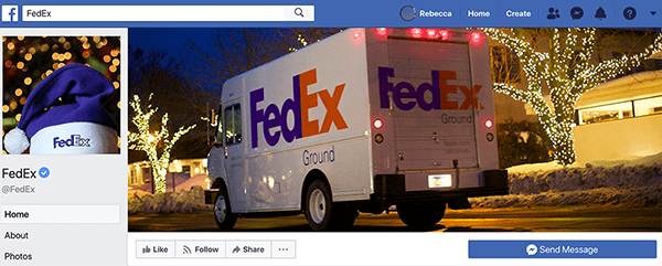 هذه لقطة شاشة لصفحة FedEx على Facebook. بالنسبة للعطلات ، تكون صورة الملف الشخصي عبارة عن قبعة سانتا أرجوانية مع طباعة FedEx على الشريط الأبيض. صورة الغلاف عبارة عن شاحنة تابعة لشركة FedEx تقودها منازل مزينة بالأضواء.