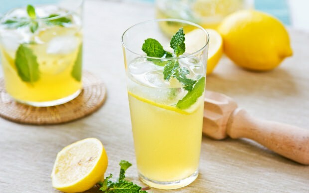 ماذا يحدث إذا شربنا عصير الليمون العادي؟