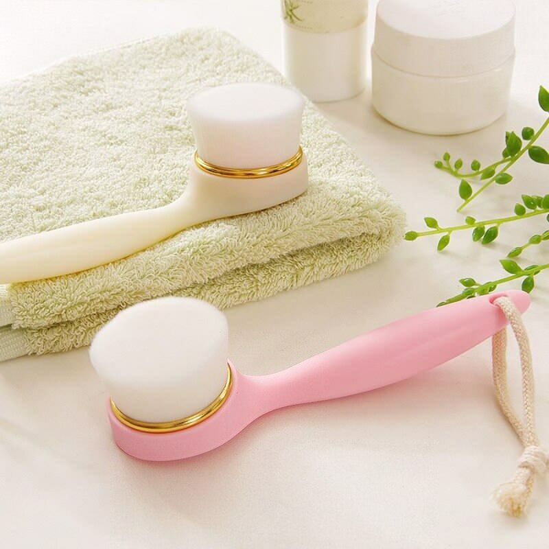 ما هي فرشاة تنظيف الوجه وكيفية استخدامها؟ فوائد فرشاة تنظيف الوجه للبشرة