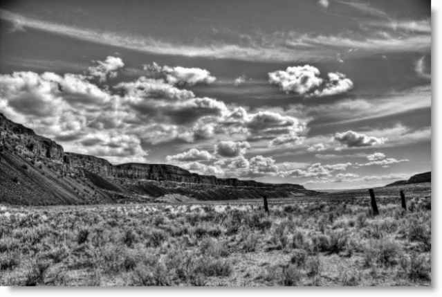 كيفية التصوير الفوتوغرافي وعمق الصورة الميدانية جبال الصحراء بالأبيض والأسود