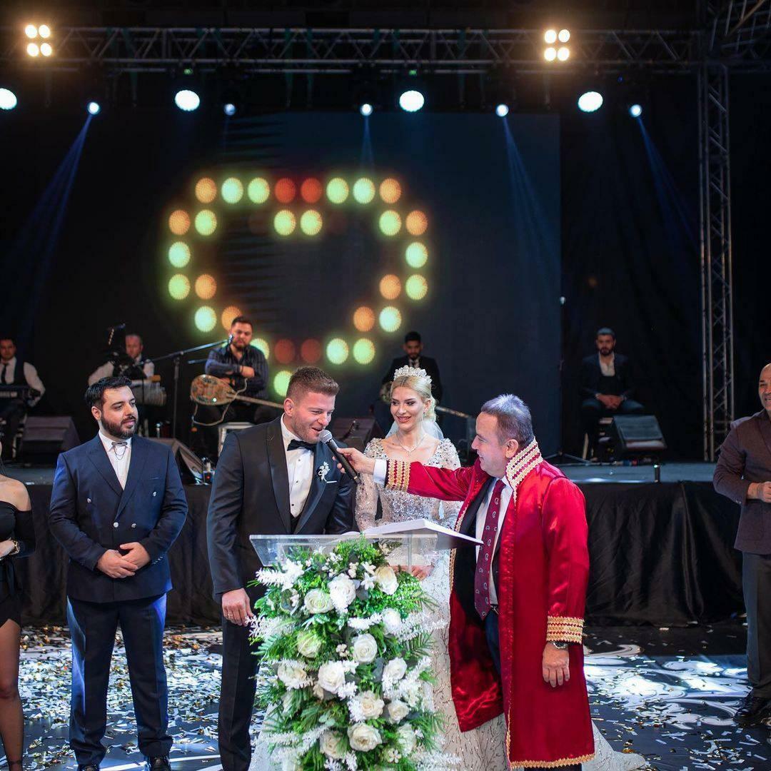 أقيم حفل زفاف العروسين المشهورين من قبل عمدة بلدية أنطاليا الحضرية.