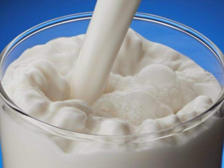 تقنية صب الحليب دون رش الحليب عليك